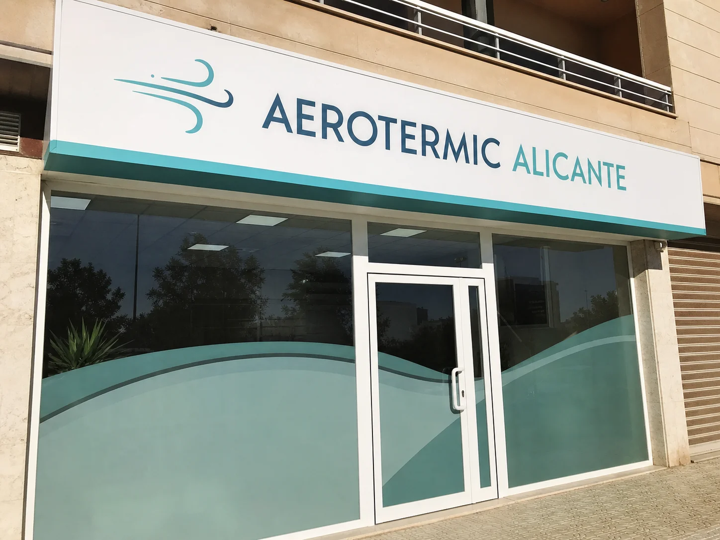 Instalación de rótulo en fachada de local en Alicante