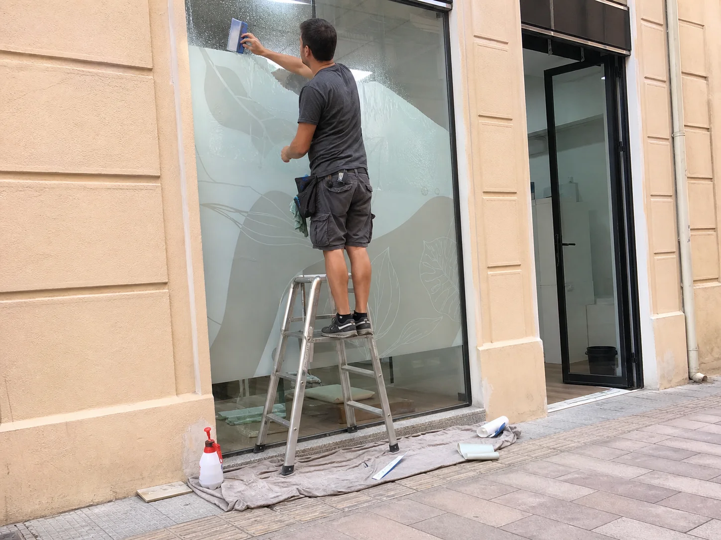 Detalle de letras corpóreas para fachada en Alicante