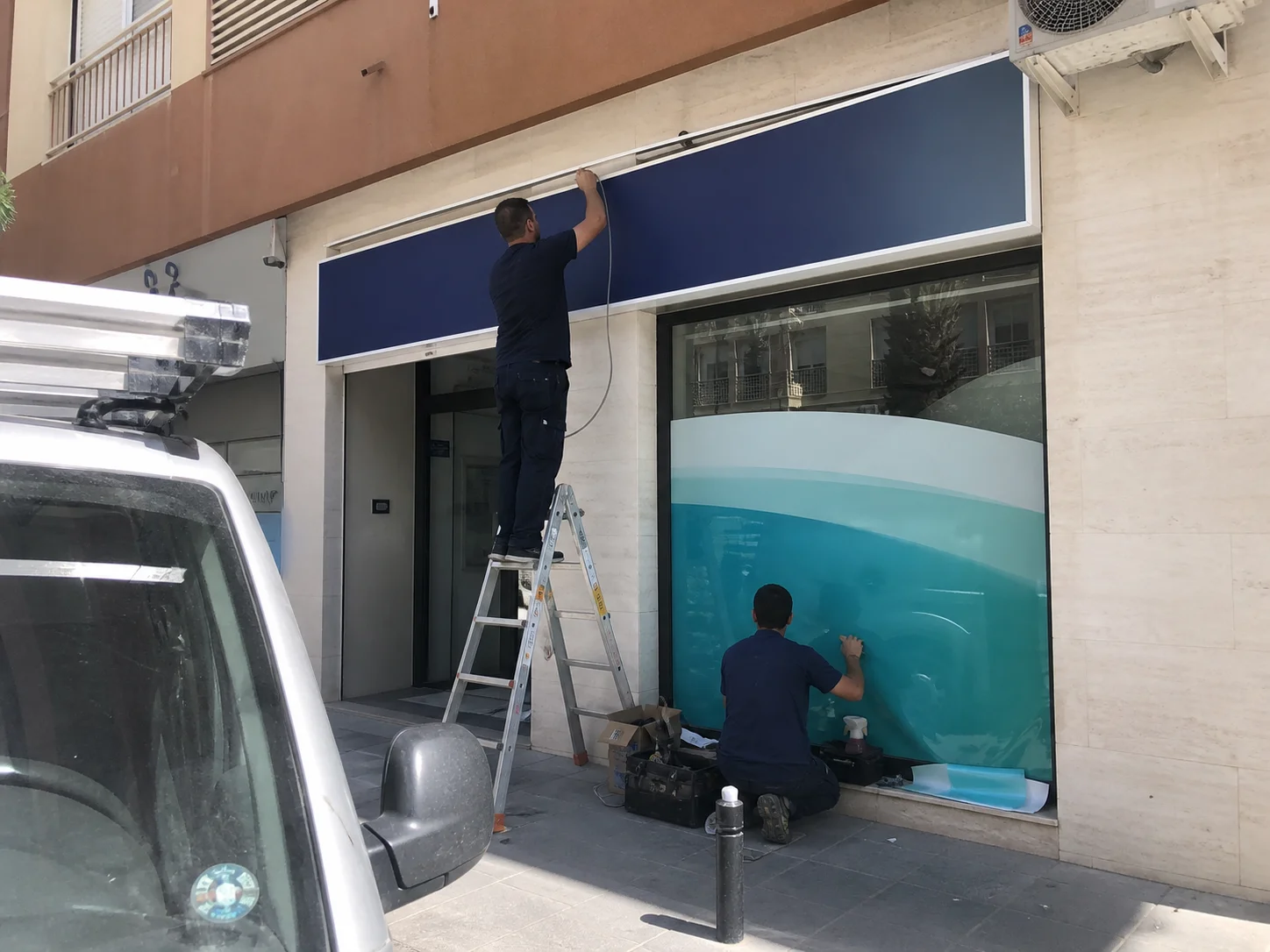 Montaje de rótulo comercial en fachada en Alicante