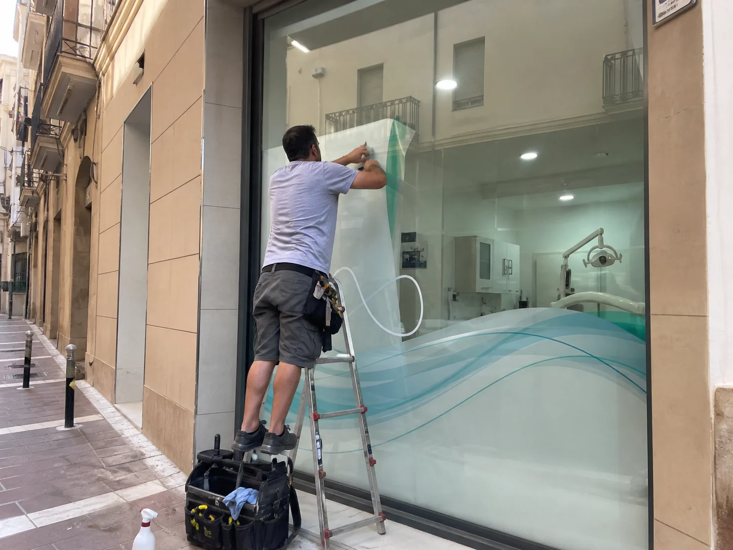 Detalle de rótulo de fachada para comercio en Alicante