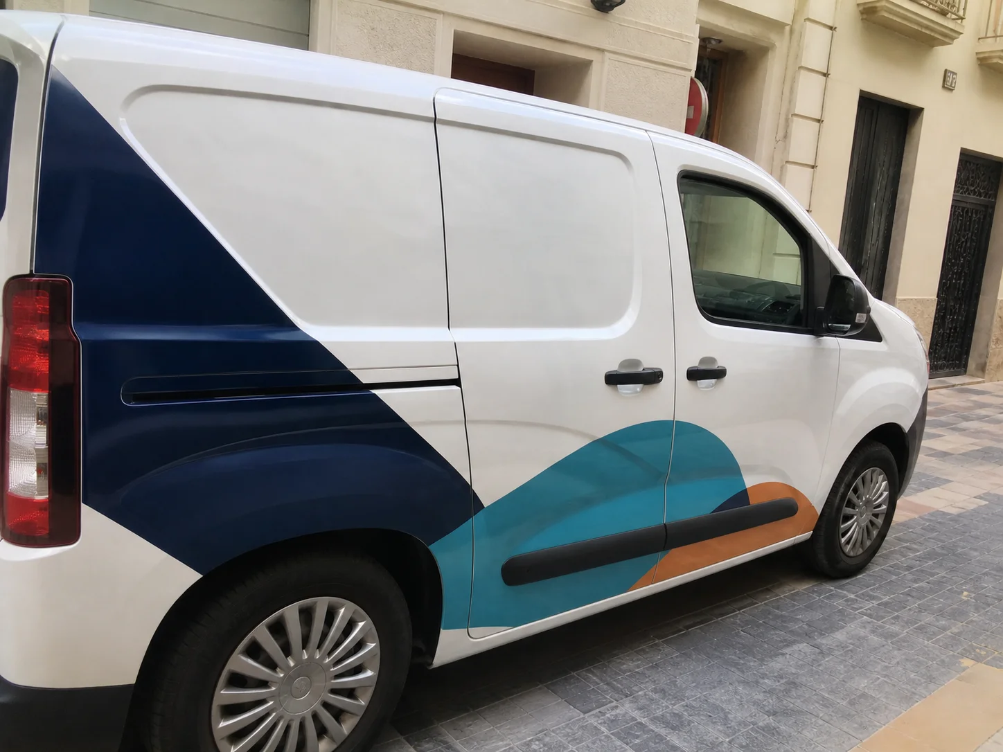Rótulo de local con acabado visible en Alicante