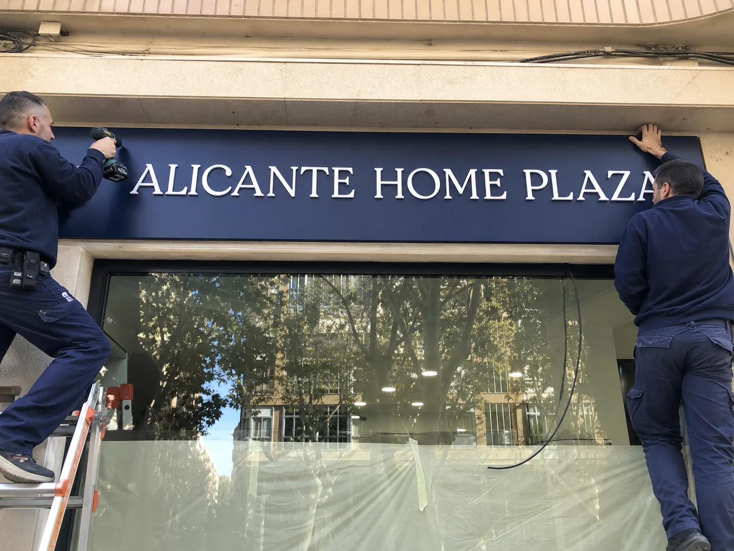 Detalle de vinilo para escaparate en Alicante