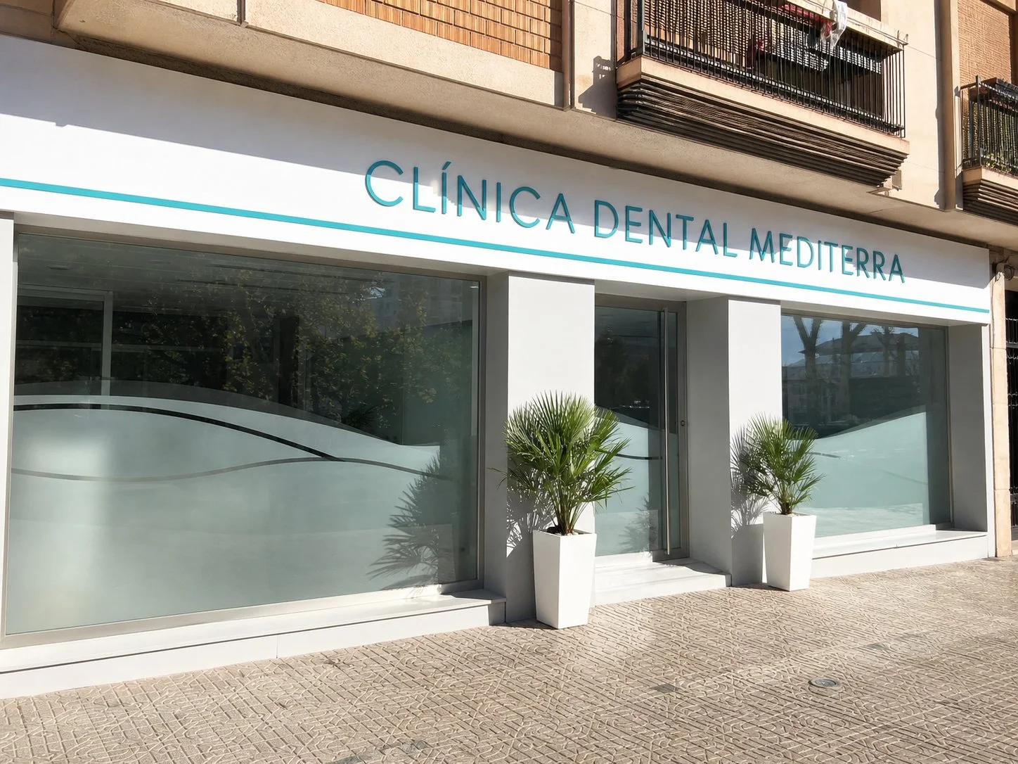 Fachada con rótulo comercial instalado en Alicante