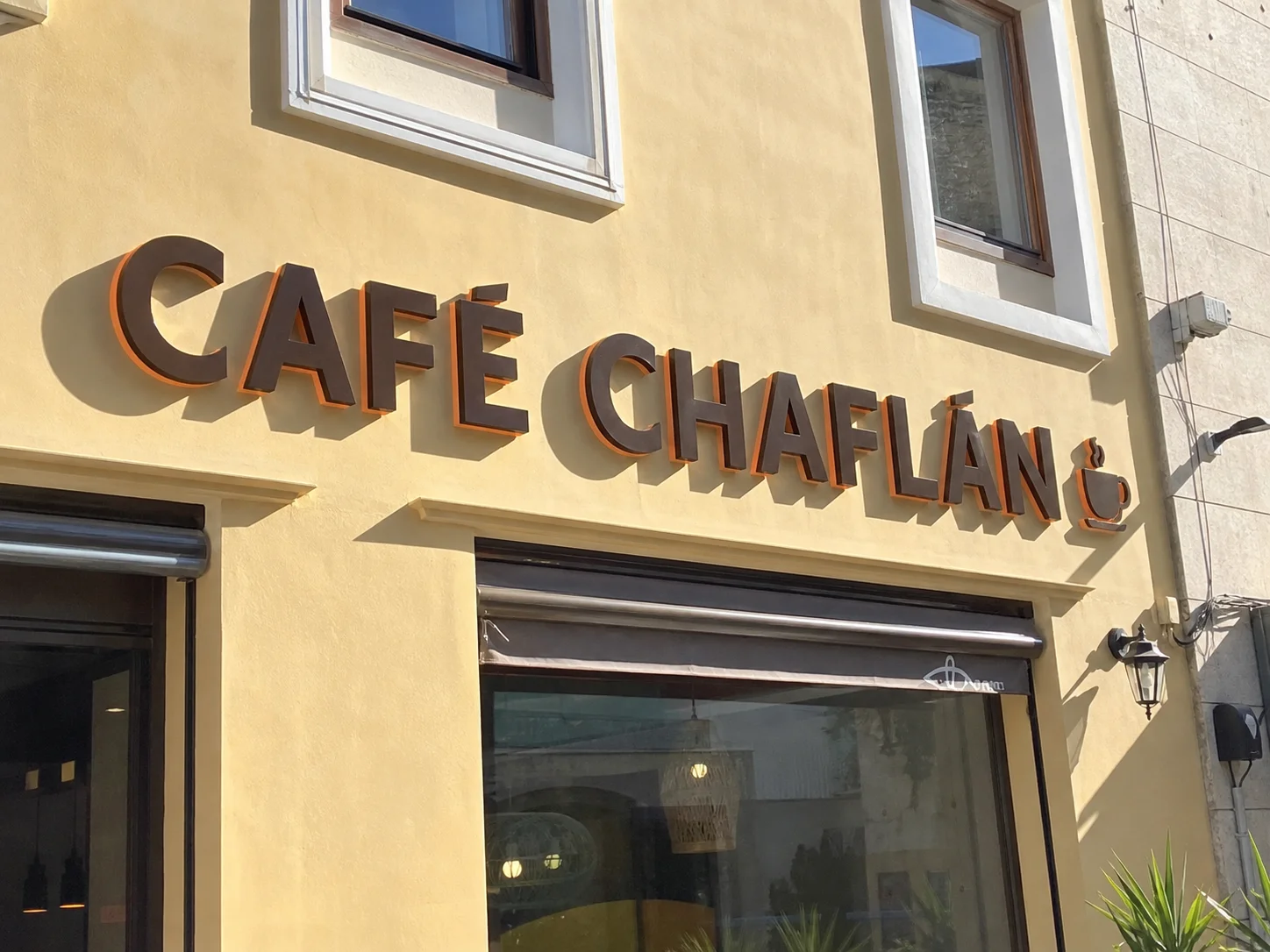 Letras corpóreas instaladas en fachada comercial en Alicante